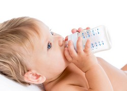 Abgepumpte Muttermilch am besten mit der Babyflasche füttern